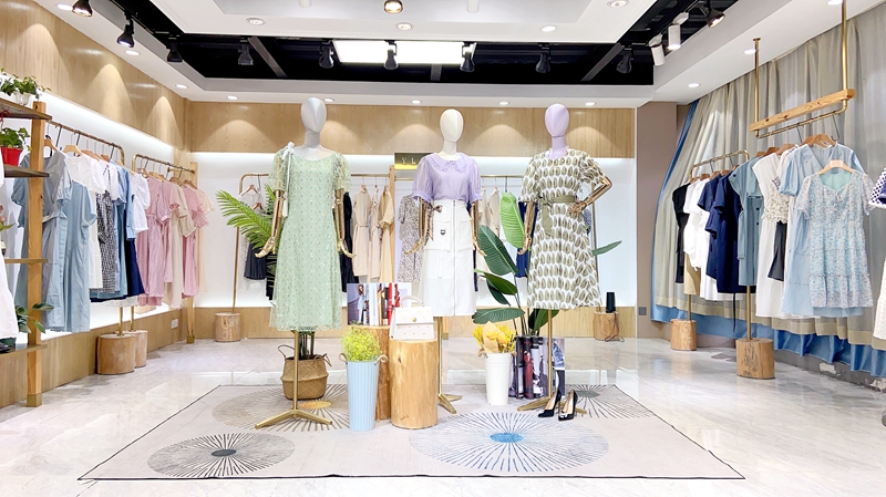 套装连衣裙82%,上衣裤裙18%三彩女装隶属于卓尚服饰(杭州)有限公司